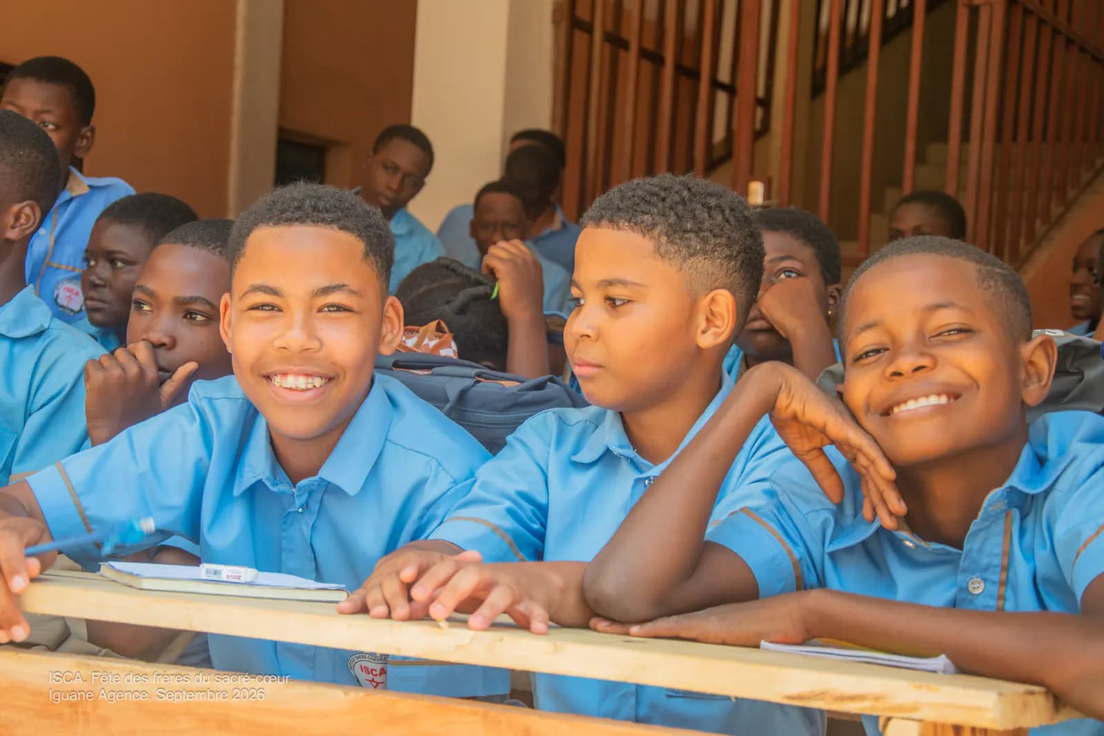 Des collégiens sourient pendant les jeux organisés à l’ISCA